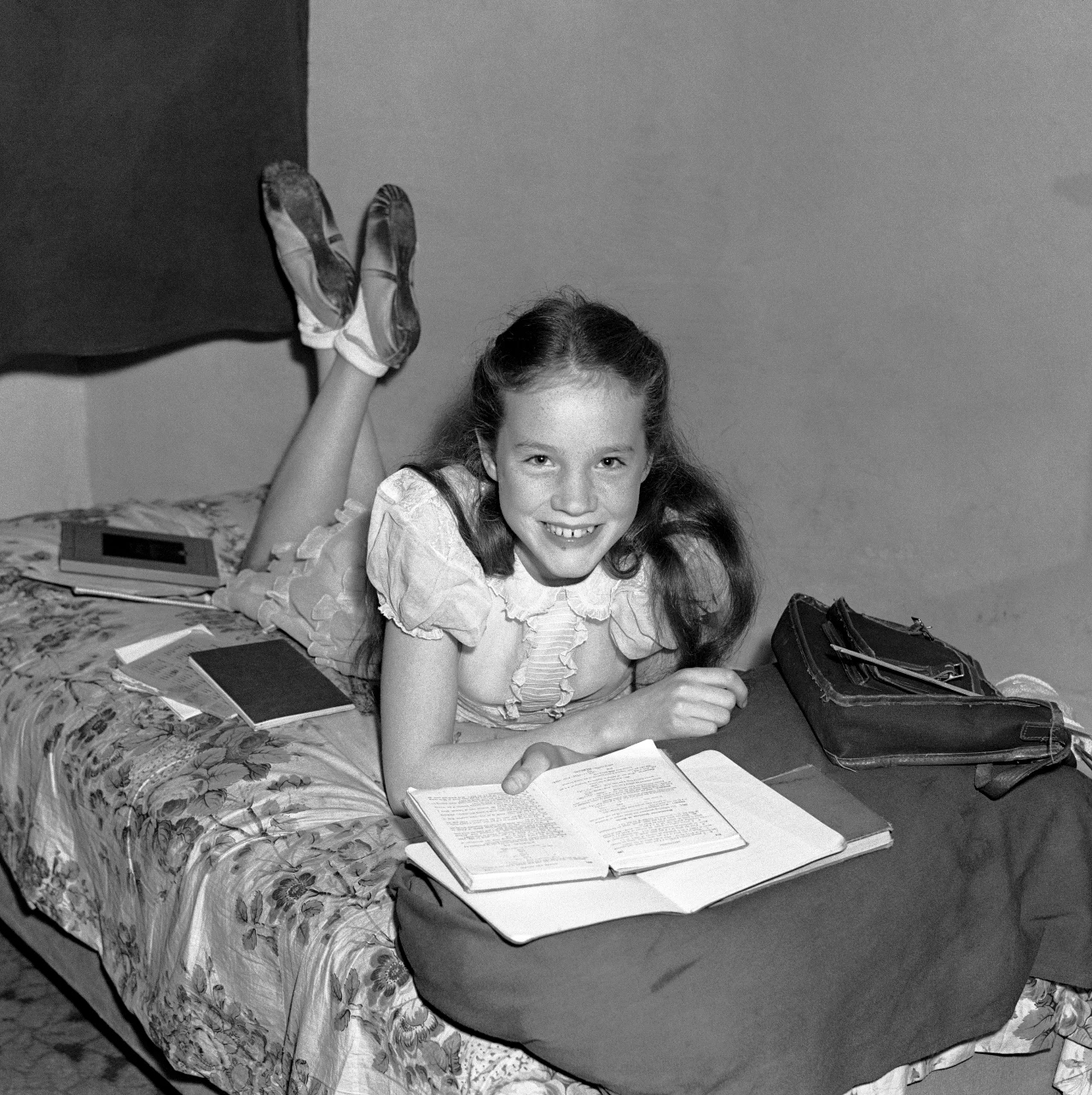 Julie Andrews urodziła się 1 października 1935 roku w Walton-on-Thames w Wielkiej Brytanii. Swoją karierę artystyczną rozpoczęła jednak po przeprowadzce do Stanów Zjednoczonych.
