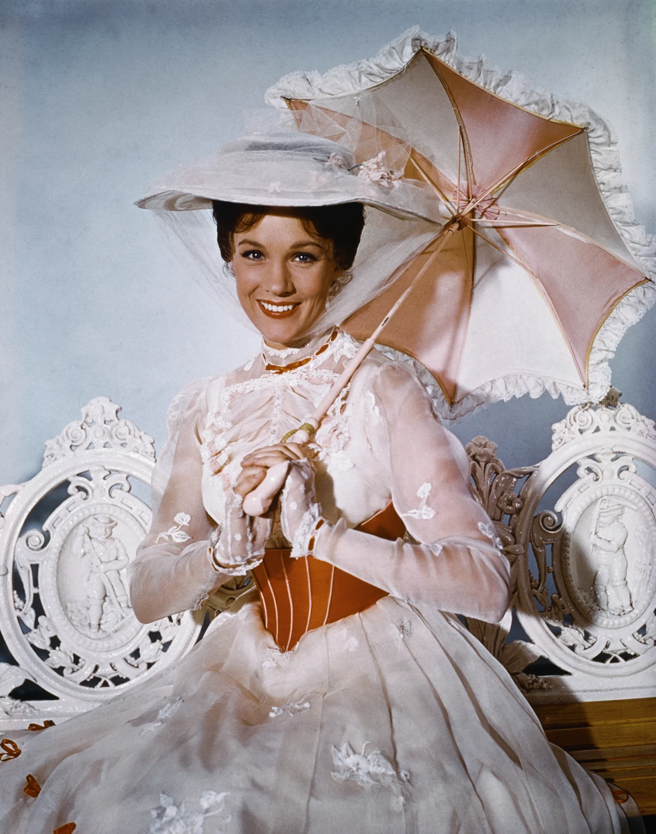 Za rolę guwernantki w filmowym musicalu "Mary Poppins" (1964) została uhonorowana - Oscarem, nagrodą Brytyjskiej Akademii Filmowej (BAFTA), Złotym Globem i Złotym Laurem.