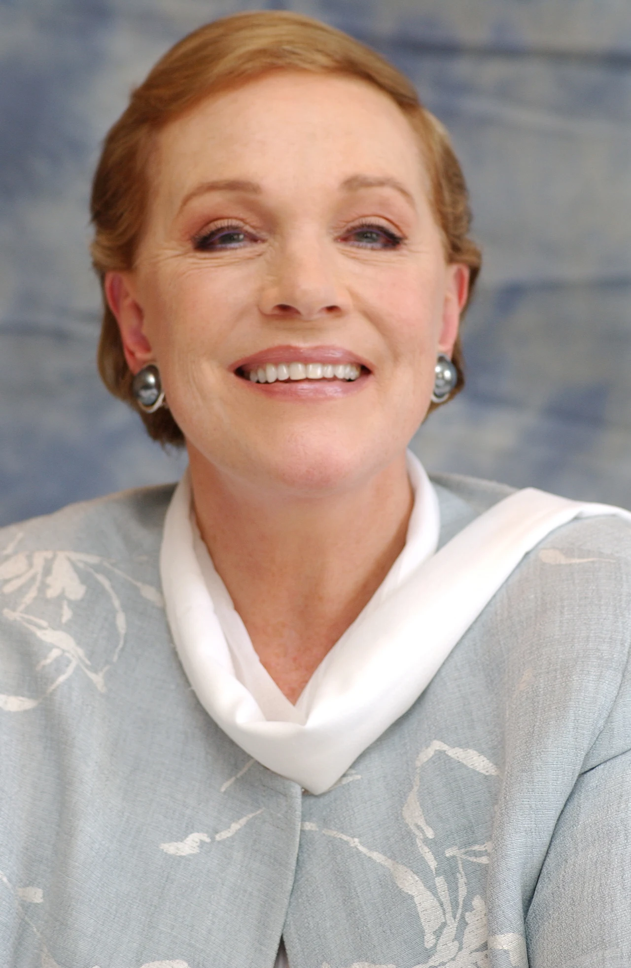 W 2006 roku Andrews otrzymała otrzyma nagrodę amerykańskiej Screen Actors Guild (SAG) za całokształt twórczości.

"Julie Adrews jest kobietą wielkiej hojności, odwagi, humoru i elegancji. Uosabia, a nawet przekracza wszystkie wspaniałe role, w które wcielała się podczas swej aktorskiej kariery" - powiedział Alan Rosenberg, prezydent SAG.