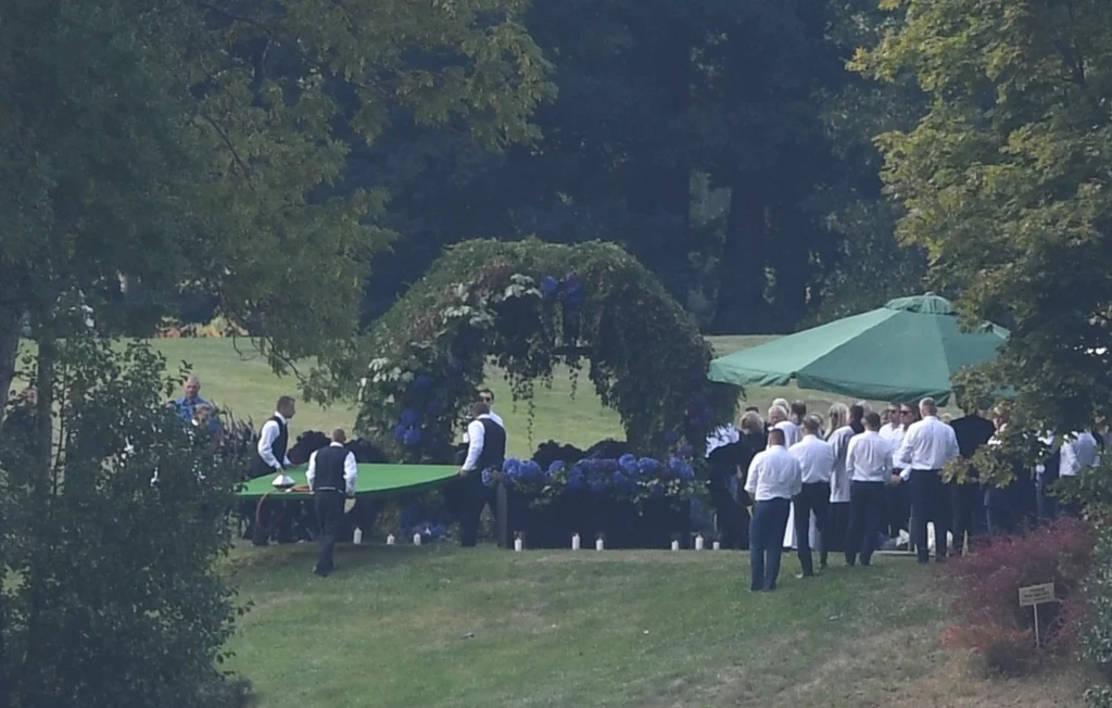 Pogrzeb Piotra Woźniaka-Staraka w rodzinnej posiadłości w Fuledzie na Mazurach Pogrzeb Piotra Woźniaka-Staraka w rodzinnej posiadłości w Fuledzie na Mazurach