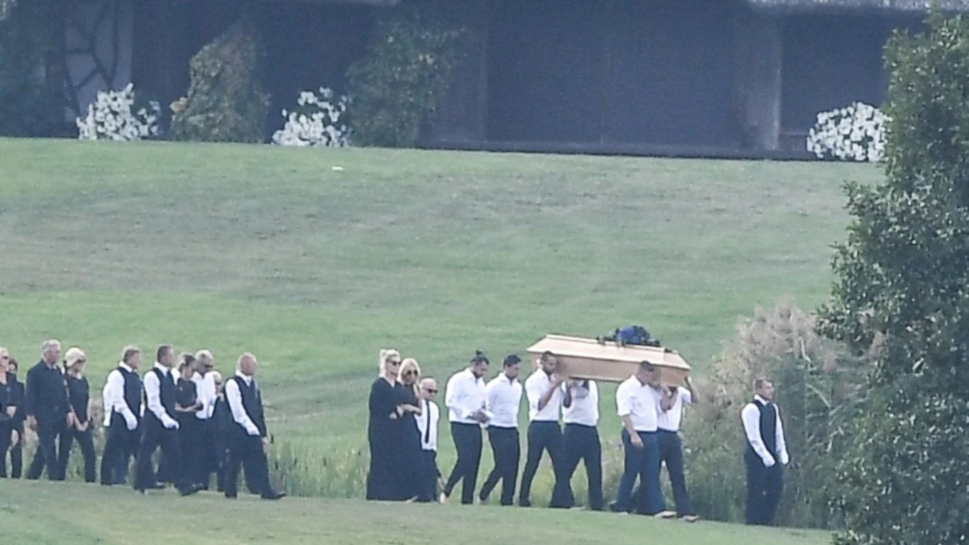 Pogrzeb Piotra Woźniaka-Staraka w rodzinnej posiadłości w Fuledzie na Mazurach Pogrzeb Piotra Woźniaka-Staraka w rodzinnej posiadłości w Fuledzie na Mazurach