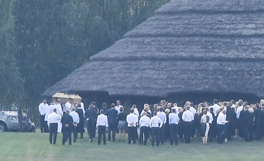 Pogrzeb Piotra Woźniaka-Staraka w rodzinnej posiadłości w Fuledzie na Mazurach Pogrzeb Piotra Woźniaka-Staraka w rodzinnej posiadłości w Fuledzie na Mazurach