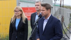 Prezydent Rafał Trzaskowski podczas konferencji prasowej przed siedzibą MPWiK w Warszawie