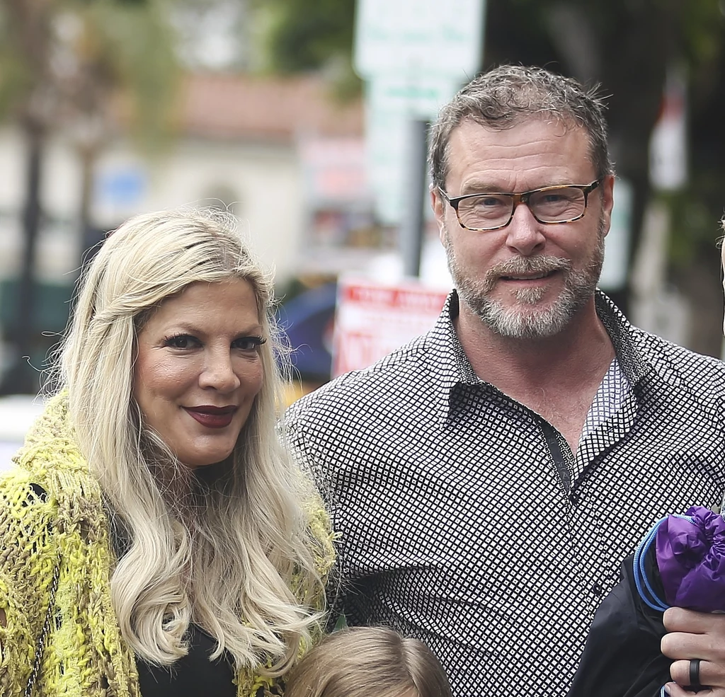 Tori Speling jest gwiazdą serialu „Beverly Hills” i córką producenta telewizyjnego Aarona Spellinga. W 2006 roku wyszła za Deana McDermotta (było to jej drugie małżeństwo), z którym doczekała się aż piątki dzieci: trzech synów oraz dwóch córek. Para zmagała się z różnymi kryzysami, m.in. zdradami Deana, ale dziś deklarują, że są szczęśliwą, kochającą się rodziną. Tori Speling jest gwiazdą serialu „Beverly Hills” i córką producenta telewizyjnego Aarona Spellinga. W 2006 roku wyszła za Deana McDermotta (było to jej drugie małżeństwo), z którym doczekała się aż piątki dzieci: trzech synów oraz dwóch córek. Para zmagała się z różnymi kryzysami, m.in. zdradami Deana, ale dziś deklarują, że są szczęśliwą, kochającą się rodziną.