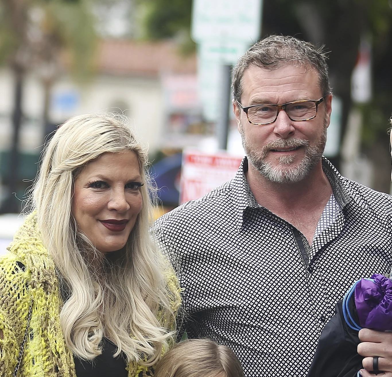 Tori Speling jest gwiazdą serialu „Beverly Hills” i córką producenta telewizyjnego Aarona Spellinga. W 2006 roku wyszła za Deana McDermotta (było to jej drugie małżeństwo), z którym doczekała się aż piątki dzieci: trzech synów oraz dwóch córek. Para zmagała się z różnymi kryzysami, m.in. zdradami Deana, ale dziś deklarują, że są szczęśliwą, kochającą się rodziną.