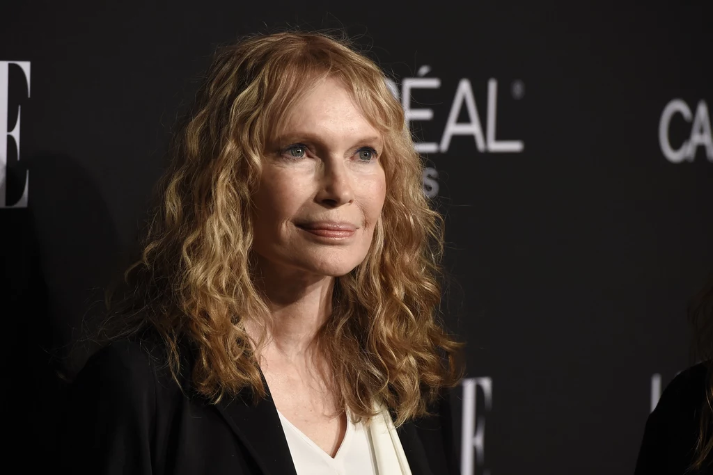 Mia Farrow stworzyła wiele niezapomnianych ról, m.in. w „Dziecku Rosemary” Romana Polańskiego. Aktorka dwukrotnie stawała na ślubnym kobiercu: z Frankiem Sinatrą oraz André Previnem. Była też związana z Woodym Allenen. Farrow urodziła czwórkę dzieci i adoptowała aż jedenaścioro! Z jedną z córek romans miał Allen. Troje niestety już zmarło. Mia Farrow stworzyła wiele niezapomnianych ról, m.in. w „Dziecku Rosemary” Romana Polańskiego. Aktorka dwukrotnie stawała na ślubnym kobiercu: z Frankiem Sinatrą oraz André Previnem. Była też związana z Woodym Allenen. Farrow urodziła czwórkę dzieci i adoptowała aż jedenaścioro! Z jedną z córek romans miał Allen. Troje niestety już zmarło.