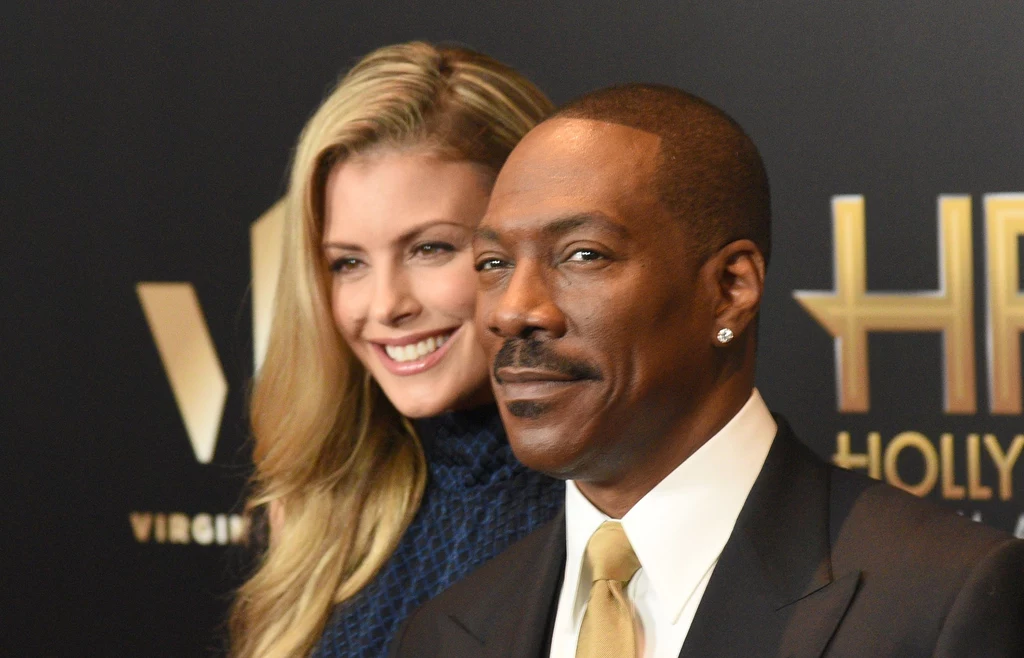 Jednym z rekordzistów w tej dziedzinie jest, 58-letni, aktor i komik Eddie Murphy. Murphy, znany m.in. z filmu „Gliniarz z Beverly Hills”, doczekał się aż dziesięciorga dzieci z pięciu związków! Najmłodszy potomek aktora nie ma nawet roku, a najstarsza córka w listopadzie tego roku skończy 30 lat. Obecnie komik jest zaręczony z modelką Paige Butcher – matką dwójki jego najmłodszych dzieci. Jednym z rekordzistów w tej dziedzinie jest, 58-letni, aktor i komik Eddie Murphy. Murphy, znany m.in. z filmu „Gliniarz z Beverly Hills”, doczekał się aż dziesięciorga dzieci z pięciu związków! Najmłodszy potomek aktora nie ma nawet roku, a najstarsza córka w listopadzie tego roku skończy 30 lat. Obecnie komik jest zaręczony z modelką Paige Butcher – matką dwójki jego najmłodszych dzieci.
