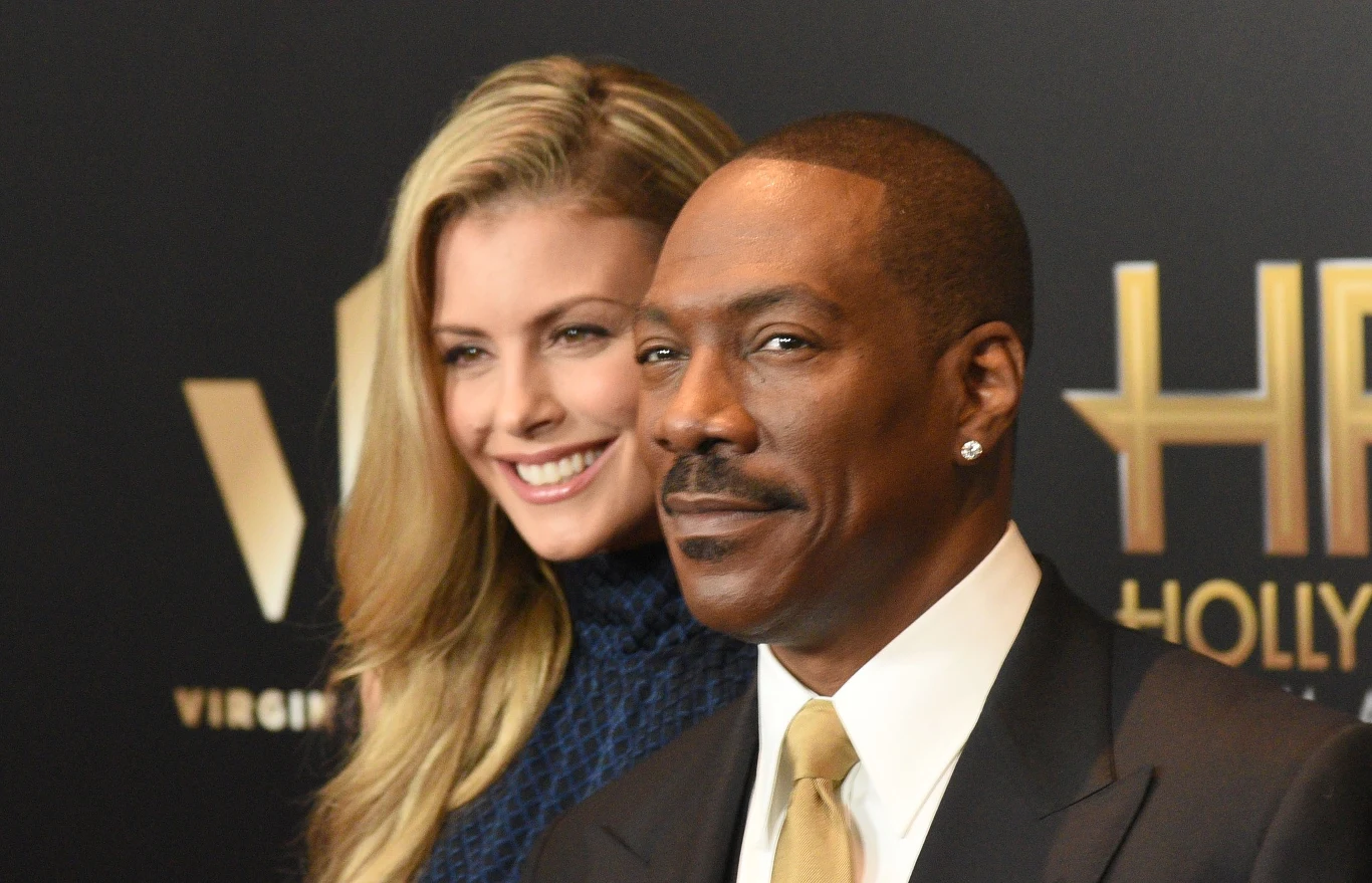 Jednym z rekordzistów w tej dziedzinie jest, 58-letni, aktor i komik Eddie Murphy. Murphy, znany m.in. z filmu „Gliniarz z Beverly Hills”, doczekał się aż dziesięciorga dzieci z pięciu związków! Najmłodszy potomek aktora nie ma nawet roku, a najstarsza córka w listopadzie tego roku skończy 30 lat. Obecnie komik jest zaręczony z modelką Paige Butcher – matką dwójki jego najmłodszych dzieci. 