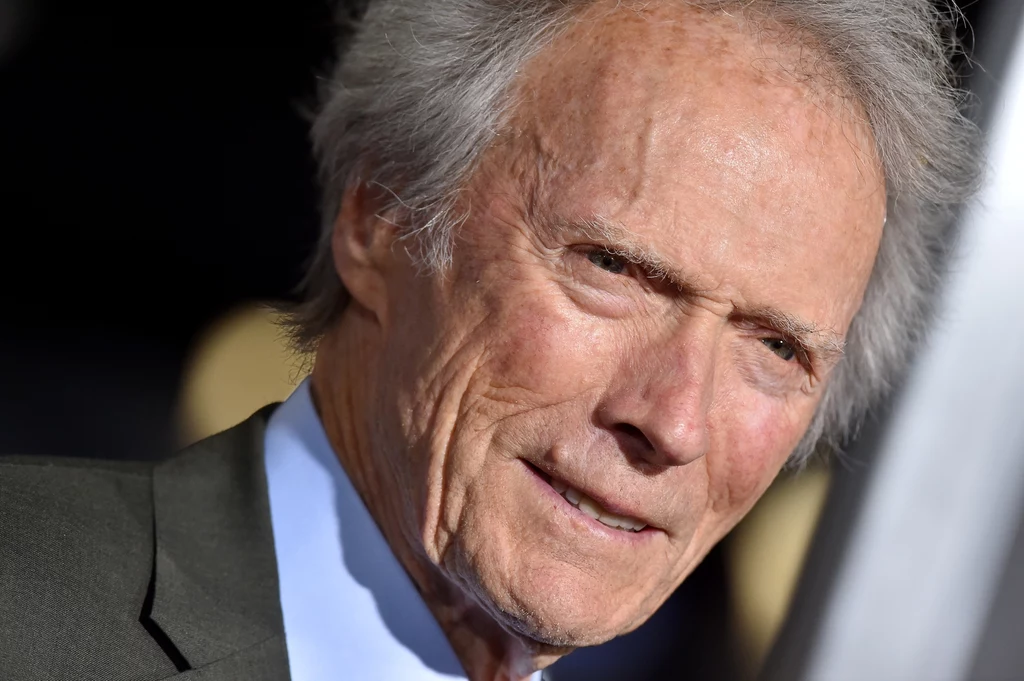 Licznym potomstwem pochwalić może się również legenda aktorstwa – 89-letni dziś Clint Eastwood. Aktor był dwukrotnie żonaty i z formalnych związków ma troje dzieci: syna Kylie i córki Alison oraz Morgan. Wdawał się jednak w liczne, czasem trwające kilka lat, romanse, z których ma kolejną piątkę potomstwa (m.in. syna Scotta i córkę Kathryn ze stewardessą Jacelyn Reeves). Licznym potomstwem pochwalić może się również legenda aktorstwa – 89-letni dziś Clint Eastwood. Aktor był dwukrotnie żonaty i z formalnych związków ma troje dzieci: syna Kylie i córki Alison oraz Morgan. Wdawał się jednak w liczne, czasem trwające kilka lat, romanse, z których ma kolejną piątkę potomstwa (m.in. syna Scotta i córkę Kathryn ze stewardessą Jacelyn Reeves).