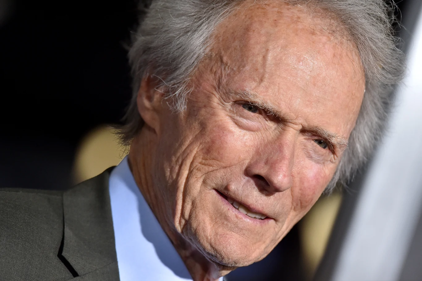Licznym potomstwem pochwalić może się również legenda aktorstwa – 89-letni dziś Clint Eastwood. Aktor był dwukrotnie żonaty i z formalnych związków ma troje dzieci: syna Kylie i córki Alison oraz Morgan. Wdawał się jednak w liczne, czasem trwające kilka lat, romanse, z których ma kolejną piątkę potomstwa (m.in. syna Scotta i córkę Kathryn ze stewardessą Jacelyn Reeves). 