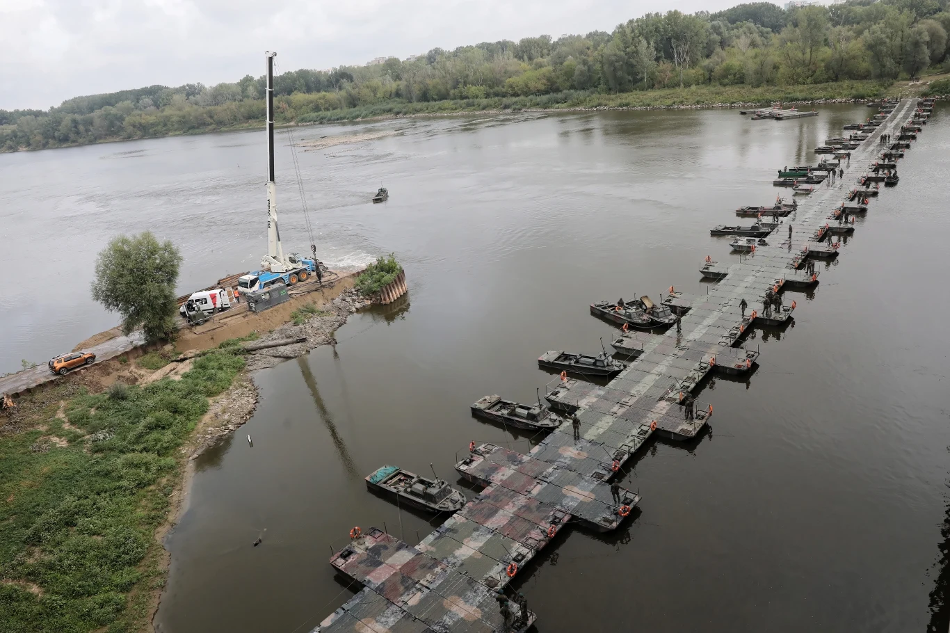 "Wojsko Polskie zakończyło budowę mostu pontonowego, na którym zostanie ułożony rurociąg do oczyszczalni 'Czajka' w Warszawie" - napisał we wtorek na Twitterze szef MON Mariusz Błaszczak. "Dziękuję żołnierzom, po raz kolejny udowodniliście, że zawsze można na Was liczyć!" - dodał.
