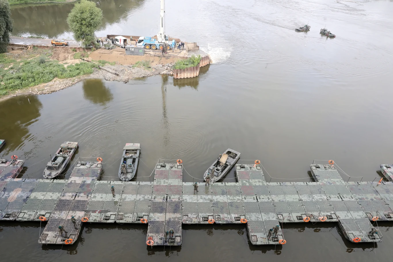 Szef KPRM Michał Dworczyk informował, że w poniedziałek rozpoczęło się zgrzewanie specjalnych rur, które utworzą dwa rurociągi, każdy o długości około 1100 m. W piątek pierwszym z nich mają popłynąć nieczystości z lewobrzeżnej Warszawy do "Czajki". W ciągu następnych dni ma zostać uruchomiony kolejny rurociąg.