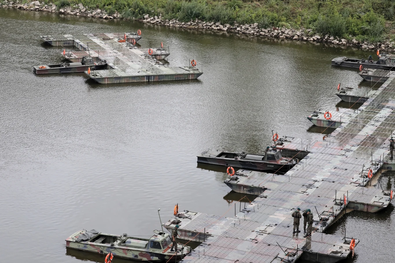 Most będzie służyć do czasu naprawienia awarii kolektora ściekowego pod Wisłą. Czas na to potrzebny oceniono na kilka tygodni. Do tego momentu żegluga na rzece została wstrzymana. Źródło tekstu: PAP/IAR