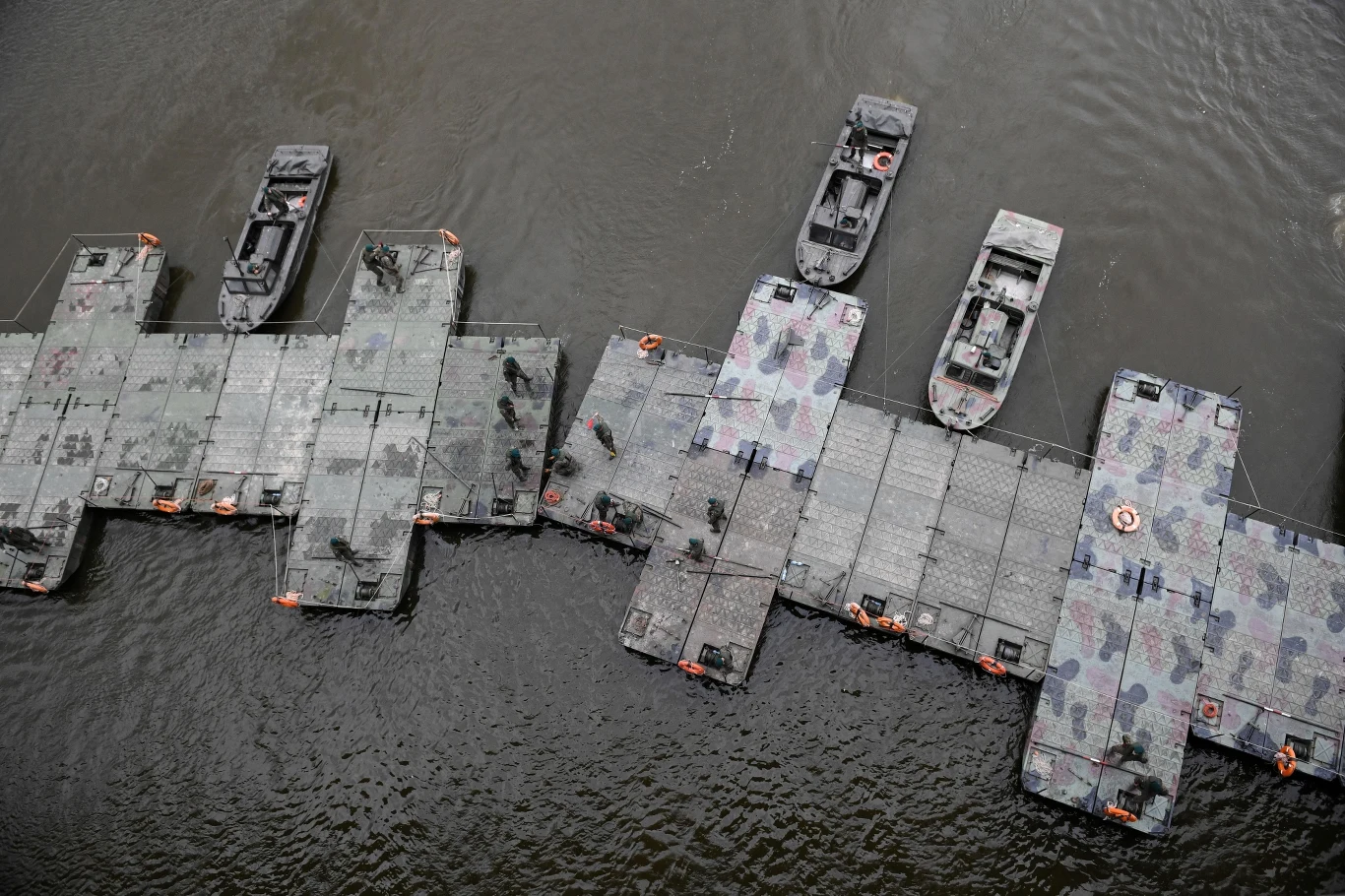 W wyniku awarii dwóch kolektorów odprowadzających ścieki z lewobrzeżnej Warszawy do oczyszczalni "Czajka", do których doszło w miniony wtorek i środę (27-28 września) do Wisły zrzucane są nieczystości. W obliczu zagrożenia ekologicznego, do którego może dojść przez zanieczyszczenie rzeki, premier Mateusz Morawiecki podjął decyzję o budowie alternatywnego rurociągu. Ma on zostać ułożony na nowo budowanym moście pontonowym. 