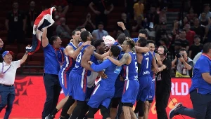 Koszykarze Dominikany cieszą się po wygranej z Niemcami