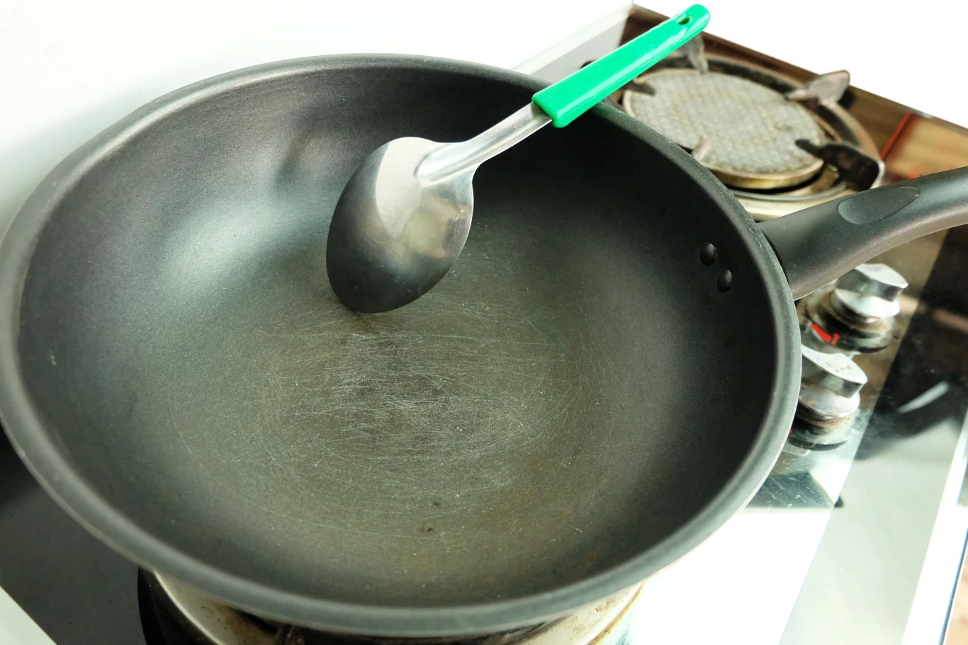 Nieumiejętne korzystanie z naczyń teflonowych może doprowadzić do ich zniszczenia Nieumiejętne korzystanie z naczyń teflonowych może doprowadzić do ich zniszczenia