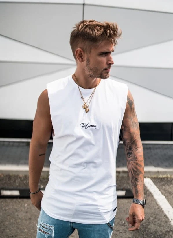 Jego wspólnik, Sebastian Chłodnicki jest modelem i blogerem modowym, na co dzień interesuje się sportem, modą, fotografią oraz podróżami – o jego pasjach można się dowiedzieć z bloga sebastianchlodnicki.com. Wspólną marką i sklepem internetowym Balmora Clothing chcą wprowadzić „powiew streetwearowej świeżości w naszym kraju”.