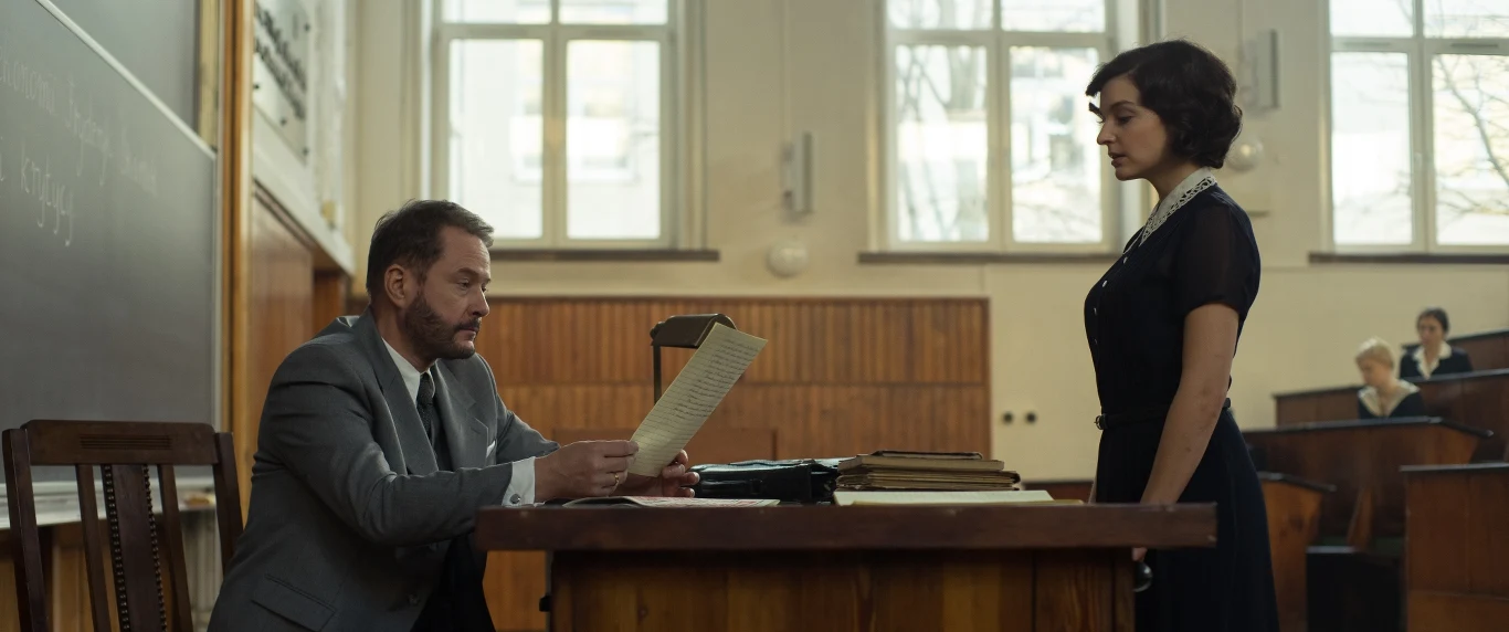 Akcja fillmu rozgrywa się w Warszawie w listopadzie 1941 roku. W podejrzanych okolicznościach zostaje zamordowana Aneta (Maria Dębska) – piękna żona szanowanego adwokata Karola Holzera (Artur Żmijewski).