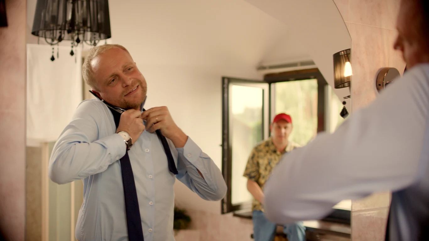 Janek Kowalski (Piotr Adamczyk) prowadzi podwójne życie – jest mężem Basi (Anna Dereszowska), z którą mieszka w Warszawie oraz… jest mężem Marysi (Weronika Książkiewicz), z którą dzieli piękny dom na obrzeżach stolicy. Janek Kowalski (Piotr Adamczyk) prowadzi podwójne życie – jest mężem Basi (Anna Dereszowska), z którą mieszka w Warszawie oraz… jest mężem Marysi (Weronika Książkiewicz), z którą dzieli piękny dom na obrzeżach stolicy.