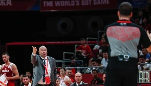 Trener Polaków Mike Taylor gestykuluje podczas meczu z Chinami