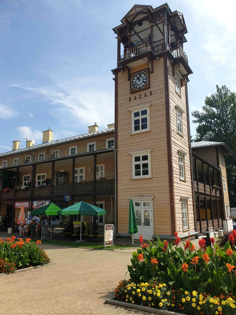 Zegar na wieży Bazar w Iwoniczu-Zdroju jest nakręcany ręcznie