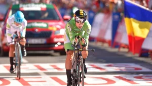 Primoż Roglicz mija linię mety