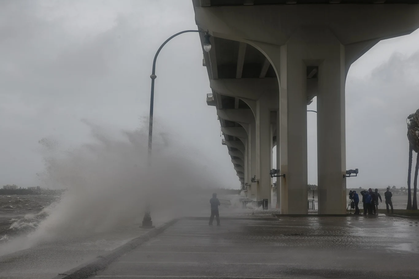 Dorian szalał na Bahamami w nocy z niedzieli na poniedziałek. Fale sztormowe osiągały wysokość ponad siedmiu metrów. Dorian szalał na Bahamami w nocy z niedzieli na poniedziałek. Fale sztormowe osiągały wysokość ponad siedmiu metrów.
