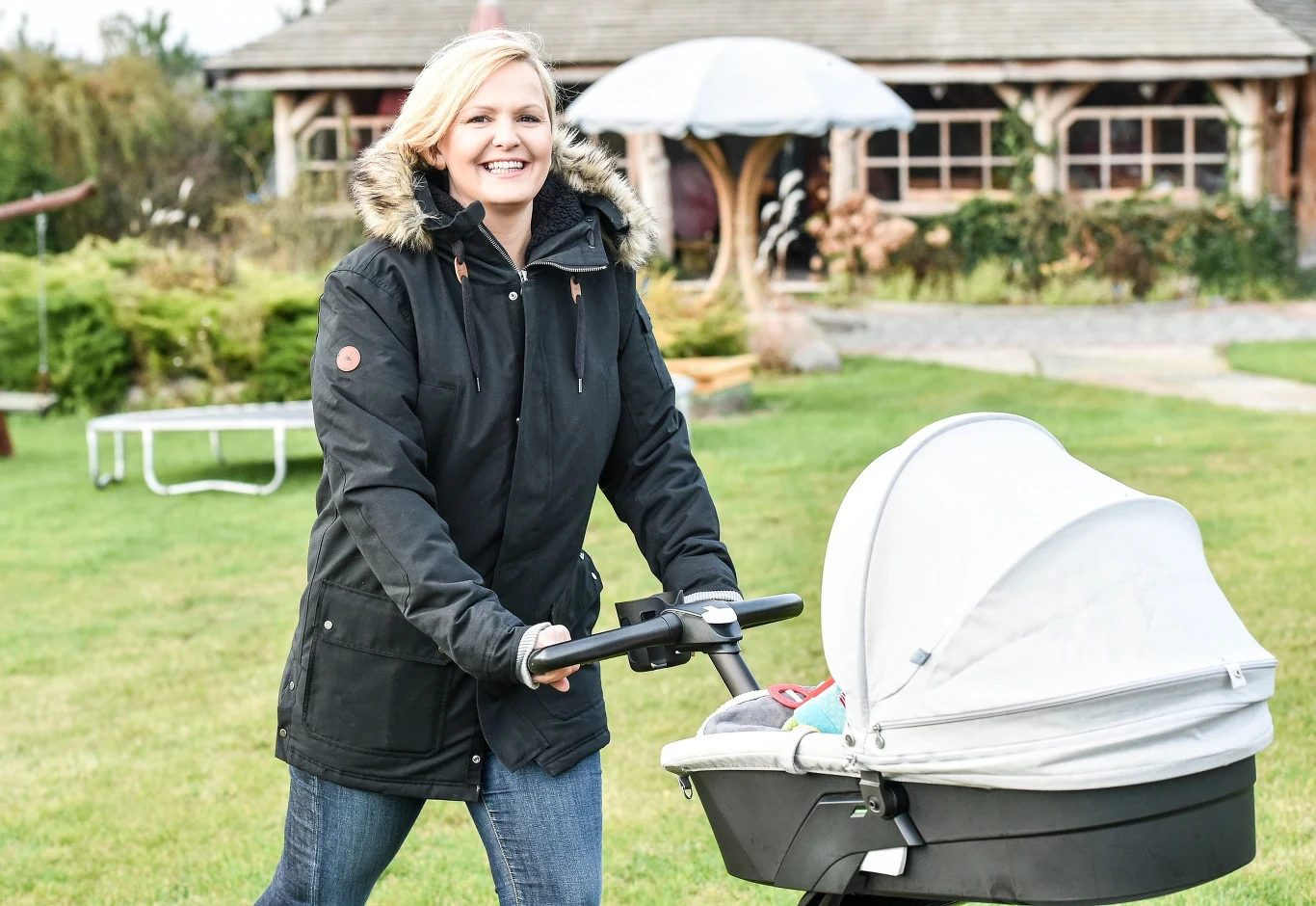 Otylia Jędrzejczak na spacerze z córką Marceliną Otylia Jędrzejczak na spacerze z córką Marceliną