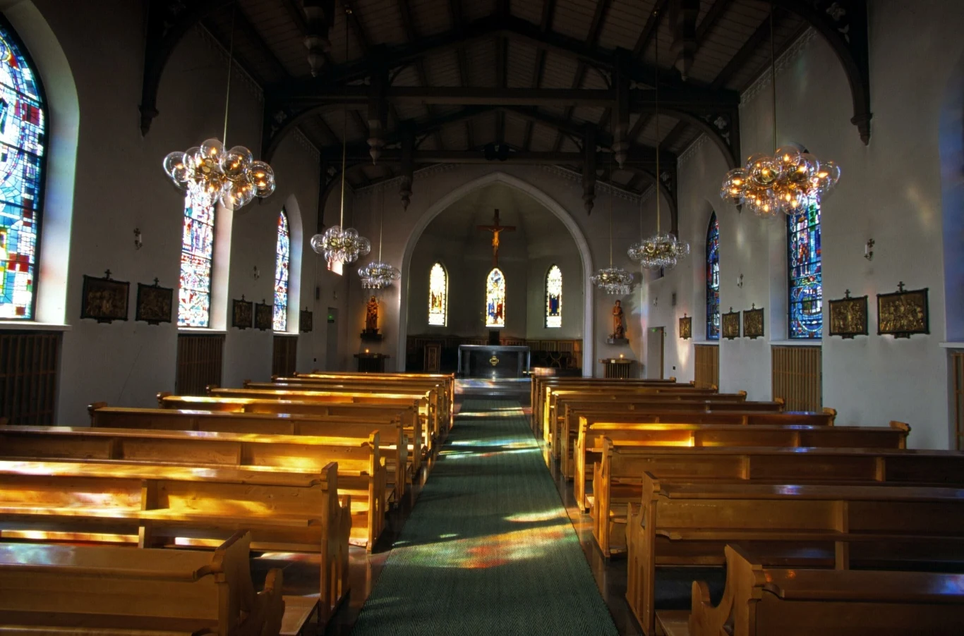 Puste ławy w kościele to coraz częstszy widok