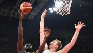 Aleksander Balcerowski próbuje zablokować Frejusa Zerbo z WKS