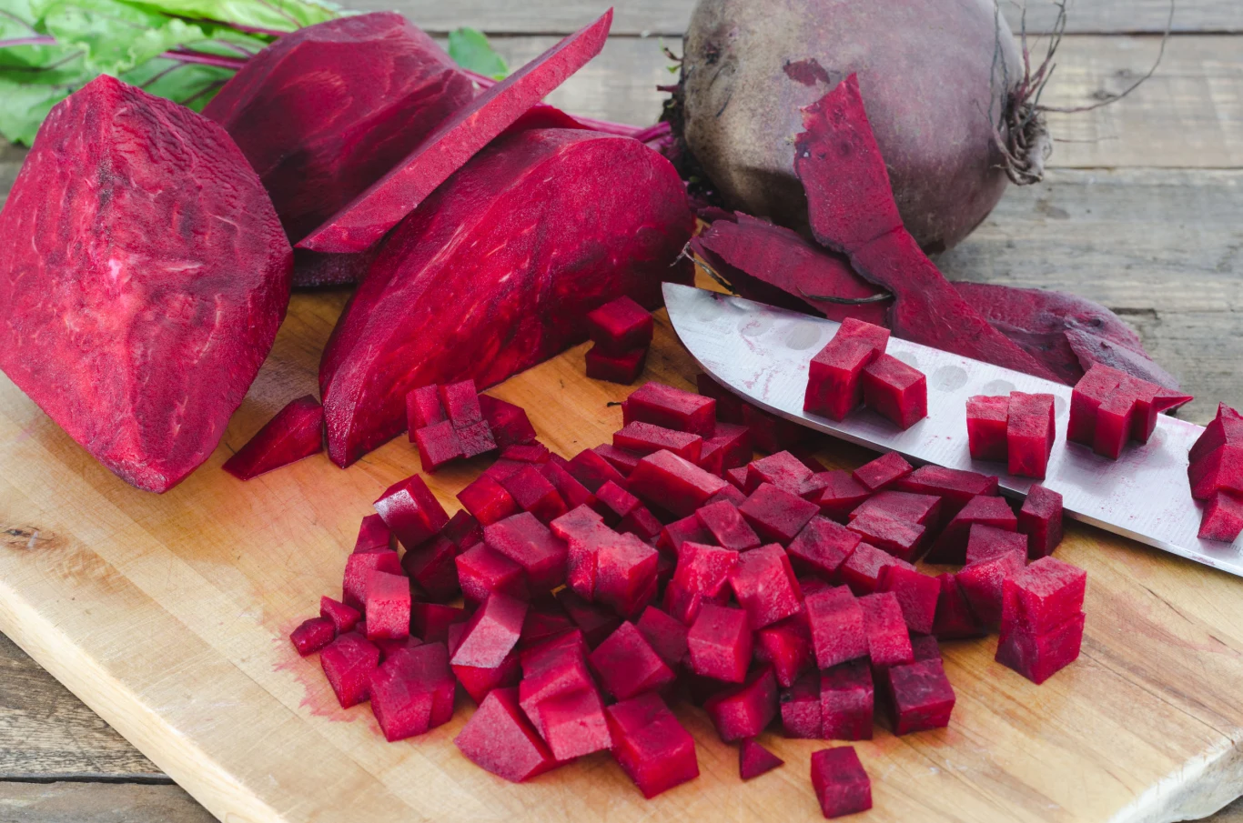Pokrojone w kostkę buraki wystarczy upiec, a następnie zmiksować na pyszną pastę Pokrojone w kostkę buraki wystarczy upiec, a następnie zmiksować na pyszną pastę