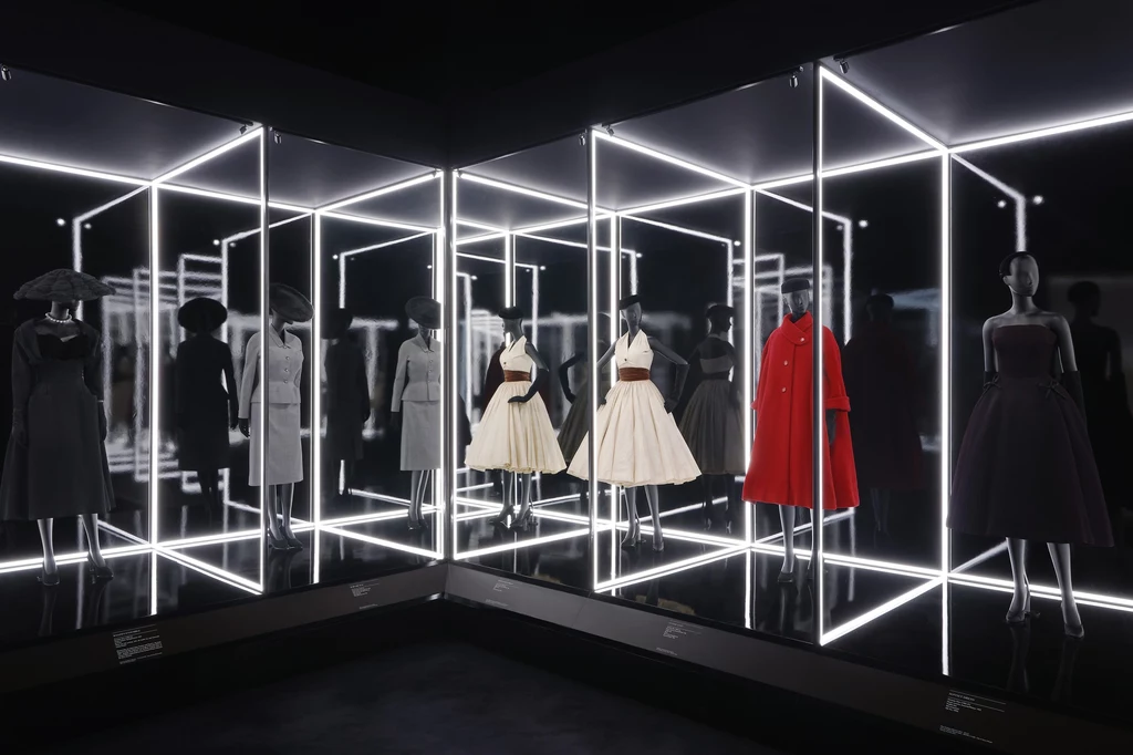 Christian Dior: Designer of Dreams to najbardziej wszechstronna wystawa, która śledzi historię i wpływ marki od 1947 r. do chwili obecnej