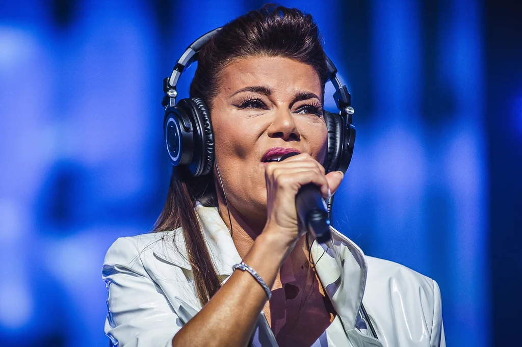 Edyta Górniak wcześnie rozpoczęła karierę. Kiedy była uczennicą kluczborskiego technikum ogrodniczo-pszczelarskiego, rozpoczęła próby do musicalu „Metro” w reżyserii Janusza Józefowicza. Produkcja okazała się olbrzymim sukcesem, a Górniak, jako jej gwiazda, nie wróciła już do szkoły. W 1994 roku zajęła drugie miejsce w konkursie Eurowizji i rozpoczęła pracę nad debiutanckim albumem. Edyta Górniak wcześnie rozpoczęła karierę. Kiedy była uczennicą kluczborskiego technikum ogrodniczo-pszczelarskiego, rozpoczęła próby do musicalu „Metro” w reżyserii Janusza Józefowicza. Produkcja okazała się olbrzymim sukcesem, a Górniak, jako jej gwiazda, nie wróciła już do szkoły. W 1994 roku zajęła drugie miejsce w konkursie Eurowizji i rozpoczęła pracę nad debiutanckim albumem.