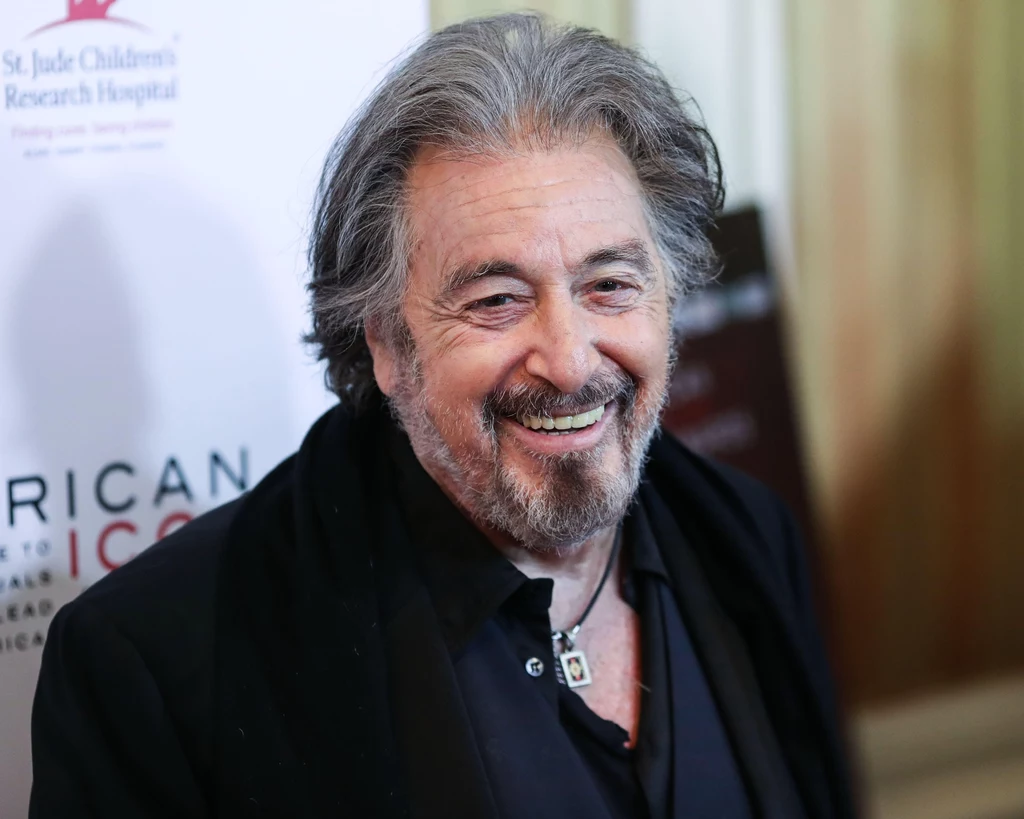 Al Pacino jest uznawany za jednego z najwybitniejszych aktorów wszech czasów. Jego kreacje w „Ojcu chrzestnym” czy „Gorączce” przeszły do historii kina. Pacino szybko zorientował się, że chce grać - gdy miał 17 lat, dołączył do teatru ulicznego w Nowym Jorku. Brał lekcje aktorstwa w Actors Studio prowadzonym przez Lee Strasberga, ale nigdy nie zdobył formalnego wykształcenia. Al Pacino jest uznawany za jednego z najwybitniejszych aktorów wszech czasów. Jego kreacje w „Ojcu chrzestnym” czy „Gorączce” przeszły do historii kina. Pacino szybko zorientował się, że chce grać - gdy miał 17 lat, dołączył do teatru ulicznego w Nowym Jorku. Brał lekcje aktorstwa w Actors Studio prowadzonym przez Lee Strasberga, ale nigdy nie zdobył formalnego wykształcenia.
