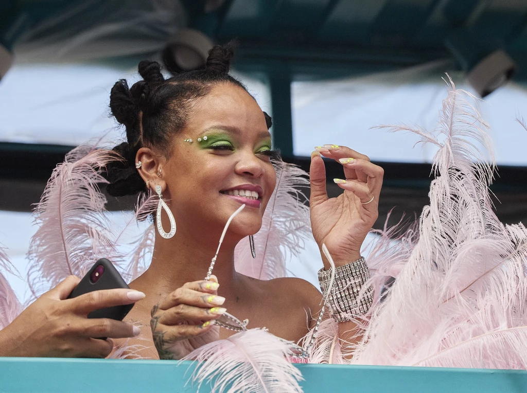Na przygotowania do matury nie miała czasu także Rihanna - dziś jedna z najpopularniejszych wokalistek na świecie. Już w szkole koncentrowała się przede wszystkim na muzyce i… dopięła swego! Co więcej, dwa lata temu otrzymała nagrodę przyznawaną przez Fundację Uniwersytetu Harvarda. Uczelnia nagrodziła jej działalność charytatywną, a sama gwiazda żartowała podczas przemówienia, że jednak dostała się na uniwersytet. Na przygotowania do matury nie miała czasu także Rihanna - dziś jedna z najpopularniejszych wokalistek na świecie. Już w szkole koncentrowała się przede wszystkim na muzyce i… dopięła swego! Co więcej, dwa lata temu otrzymała nagrodę przyznawaną przez Fundację Uniwersytetu Harvarda. Uczelnia nagrodziła jej działalność charytatywną, a sama gwiazda żartowała podczas przemówienia, że jednak dostała się na uniwersytet.
