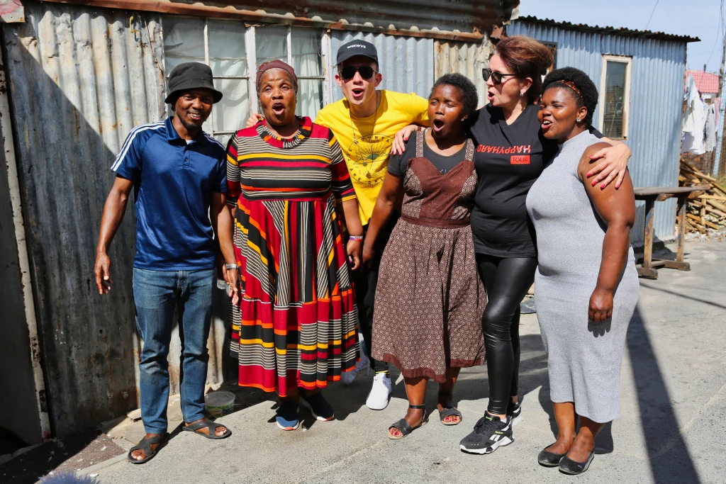 Zobacz zdjęcia z pierwszego odcinka programu "Starsza pani musi fiknąć" z udziałem Dawida Kwiatkowskiego i jego mamy