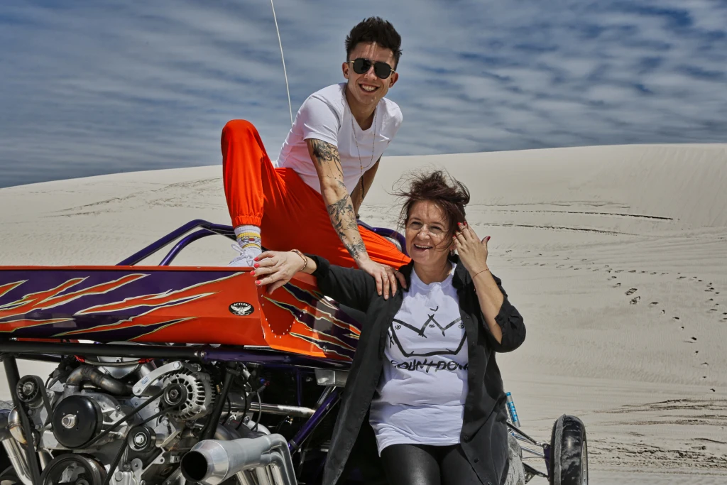 Zobacz zdjęcia z pierwszego odcinka programu "Starsza pani musi fiknąć" z udziałem Dawida Kwiatkowskiego i jego mamy