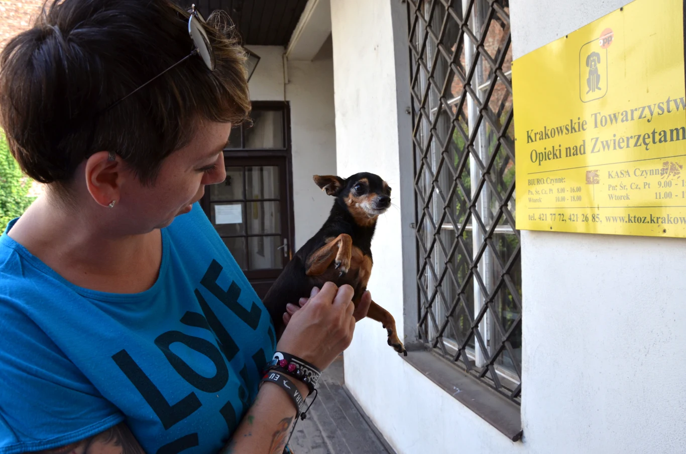 Sara zazwyczaj warczy na nieznajomych. W obecności Joanny staje się spokojna