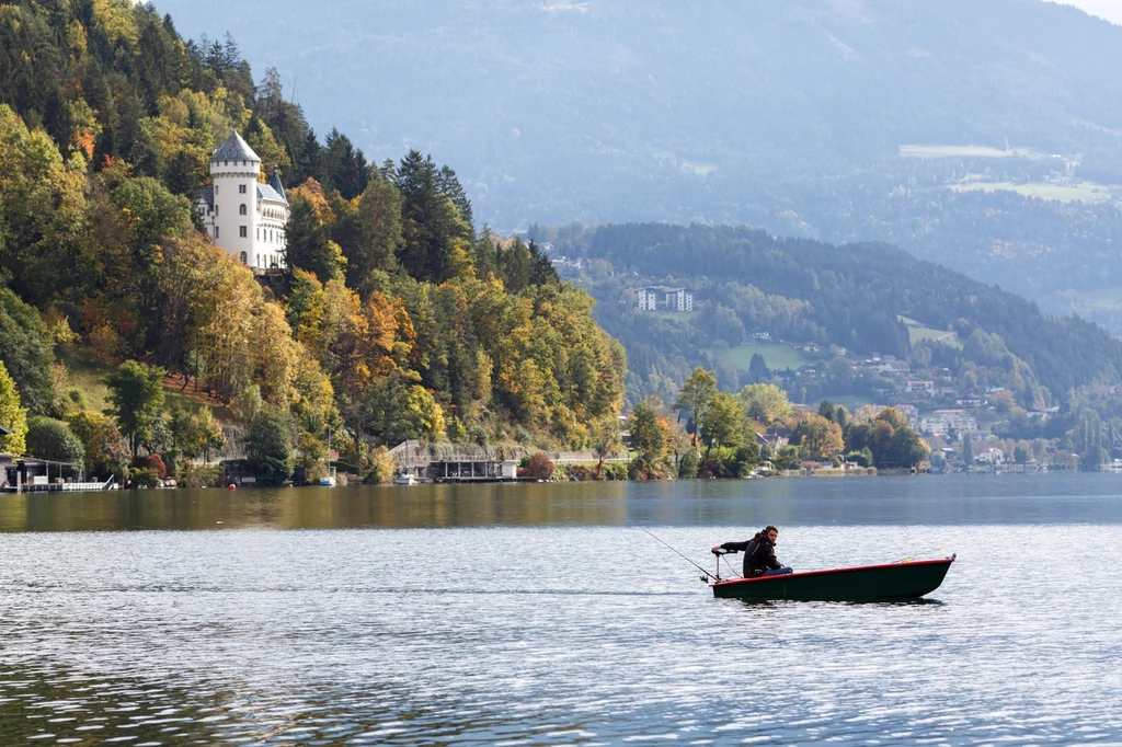 Najbardziej znane jeziora to Ossiacher, Wörther, Faaker, Weissensee oraz Millstätter. Temperatura wody w tym ostatnim wynosi aż 26 stopni Celsjusza. Jezioro, nazywane skarbem Karyntii, otoczone jest górami, a jego głębokość sięga 141 metrów. Najbardziej znane jeziora to Ossiacher, Wörther, Faaker, Weissensee oraz Millstätter. Temperatura wody w tym ostatnim wynosi aż 26 stopni Celsjusza. Jezioro, nazywane skarbem Karyntii, otoczone jest górami, a jego głębokość sięga 141 metrów.