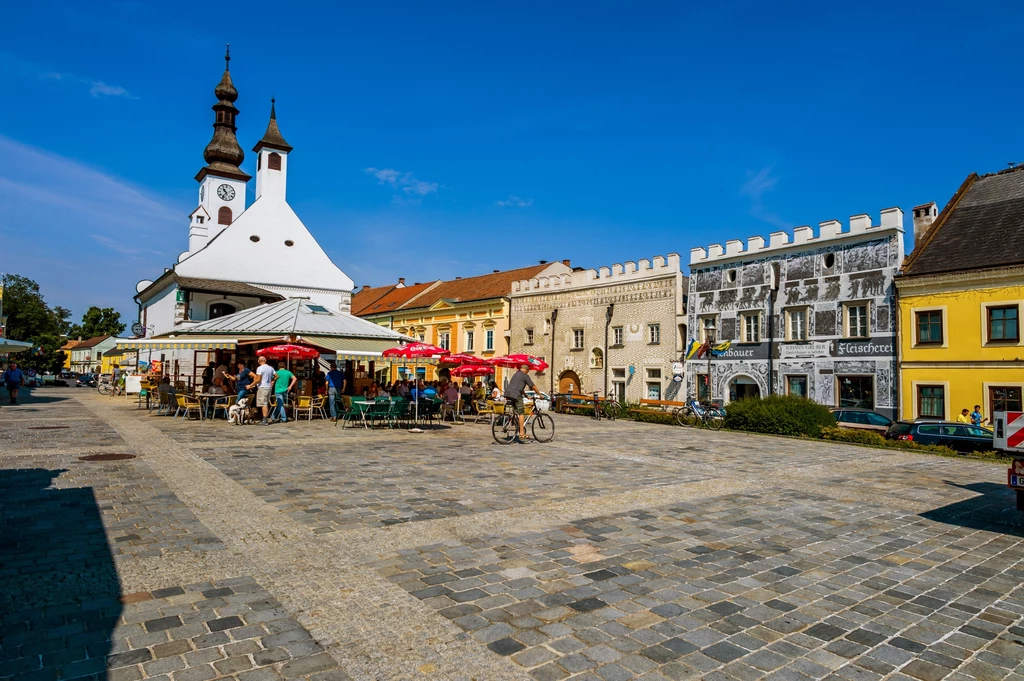Miasteczko zaskakuje przepięknie utrzymaną starówką. Wzdłuż rynku stoi rząd kolorowych kamienic z kawiarenkami i galeriami. Miasteczko zaskakuje przepięknie utrzymaną starówką. Wzdłuż rynku stoi rząd kolorowych kamienic z kawiarenkami i galeriami.