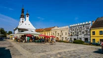 Miasteczko zaskakuje przepięknie utrzymaną starówką. Wzdłuż rynku stoi rząd kolorowych kamienic z kawiarenkami i galeriami. 