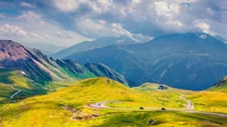 W Karyntii na wędrowców czekają setki kilometrów szlaków. Najbardziej znany Alpe-Adria-Trail ciągnie się ponad 750 km, od najwyższego szczytu Austrii, Grossglockner   (3798 m n.p.m.), przez Słowenię,  aż do Triestu nad morzem.