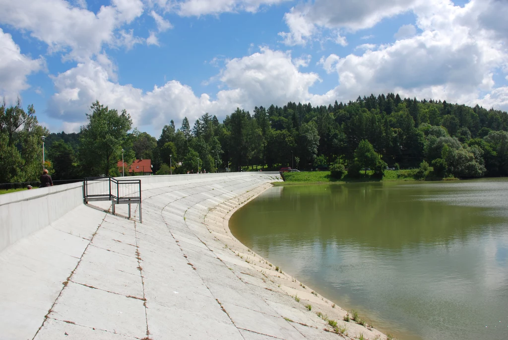 Nieopodal znajduje się Jezioro Myczkowieckie również otoczone szlakami spacerowymi. Wędrując nimi, zwróć uwagę na najpiękniejsze pomniki przyrody – Skałki Myczkowieckie i Kamień w Orelcu. Nieopodal znajduje się Jezioro Myczkowieckie również otoczone szlakami spacerowymi. Wędrując nimi, zwróć uwagę na najpiękniejsze pomniki przyrody – Skałki Myczkowieckie i Kamień w Orelcu.