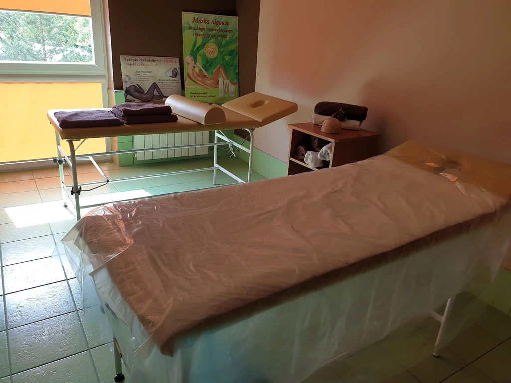 W wielu uzdrowiskach działają gabinety SPA i wellnes, które oferują masaże, peelingi, maseczki na twarz i ciało oraz zabiegi detoksykujące, ujędrniające, odmładzające czy regenerujące. Stosowane tam kosmetyki często mają dobre, naturalne składy, a ceny są bardzo korzystne. W wielu uzdrowiskach działają gabinety SPA i wellnes, które oferują masaże, peelingi, maseczki na twarz i ciało oraz zabiegi detoksykujące, ujędrniające, odmładzające czy regenerujące. Stosowane tam kosmetyki często mają dobre, naturalne składy, a ceny są bardzo korzystne.