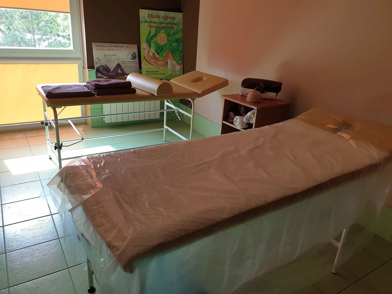 W wielu uzdrowiskach działają gabinety SPA i wellnes, które oferują masaże, peelingi, maseczki na twarz i ciało oraz zabiegi detoksykujące, ujędrniające, odmładzające czy regenerujące. Stosowane tam kosmetyki często mają dobre, naturalne składy, a ceny są bardzo korzystne. W wielu uzdrowiskach działają gabinety SPA i wellnes, które oferują masaże, peelingi, maseczki na twarz i ciało oraz zabiegi detoksykujące, ujędrniające, odmładzające czy regenerujące. Stosowane tam kosmetyki często mają dobre, naturalne składy, a ceny są bardzo korzystne.