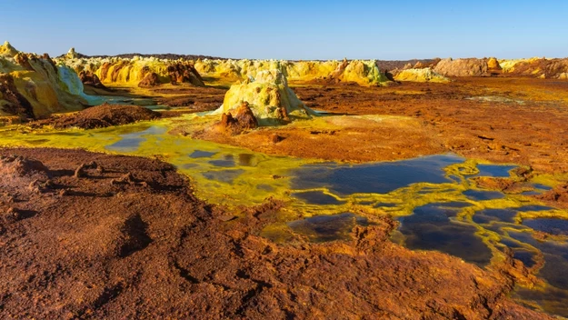 Wulkan Dallol, Etiopia. Jego kratery wypełniają wody solankowe, które są gorące i różnobarwne. Temperatura w tym rejonie nie schodzi poniżej 23 stopni, a nieraz osiąga rekordy wysokości.