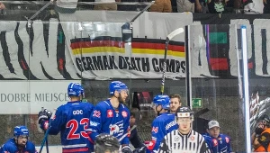 Baner z napisem "German death camps" (niemieckie obozy śmierci) 