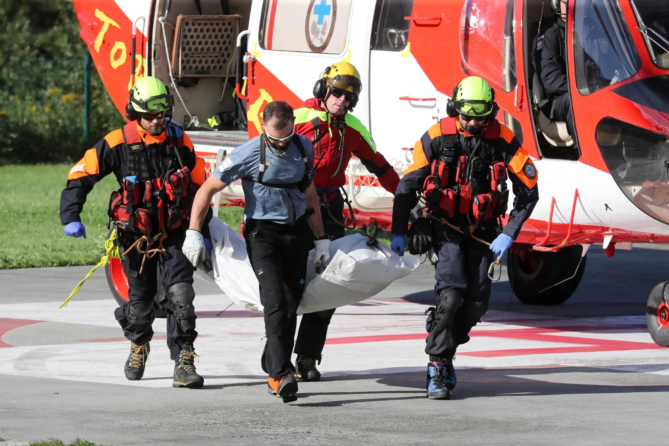 Ratownicy transportują ciała grotołazów z Jaskini Wielkiej Śnieżnej w Tatrach