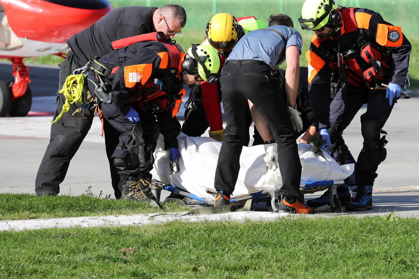 W akcję ratunkową było zaangażowanych kilkudziesięciu ratowników. Ciało pierwszego zmarłego grotołaza odnaleziono 22 sierpnia. 30 sierpnia ratownikom udało się dotrzeć do ciał obydwu grotołazów i rozpoczęli transport ciał na powierzchnię.