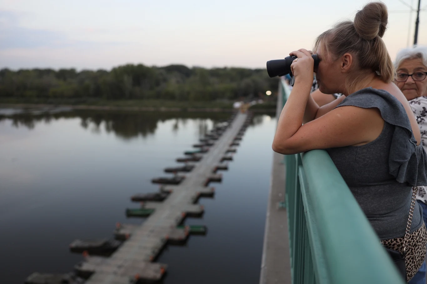 We wtorek wojska inżynieryjne zakończyły budowę mostu pontonowego, na którym układano zastępcze rurociągi. 